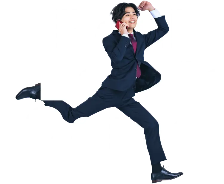 スマホで楽しそうに話すスーツの男性