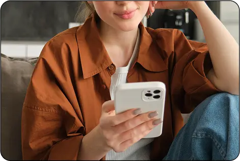 スマホ検索する女性