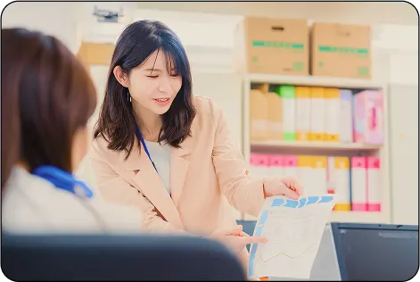 予定を確認する女性