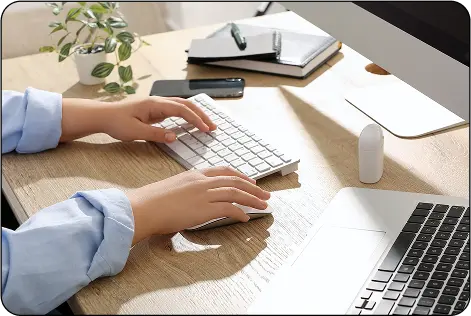 キーボードを操作する様子